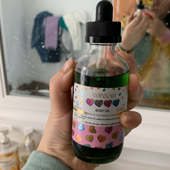 AMINNAH Skincare “XOXO” Moisturizing Candy Heart Scented Body Oil (1 Bottle) - Picture 7 of 8